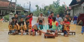 Desa Bantengan Tulungagung Direndam Banjir, Warga Tutup Akses Jalan Sambil Ngopi