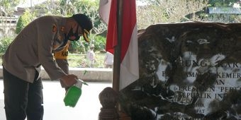 J​elang HUT Kemerdekaan RI ke-75, Polisi di Blitar Bersih-Bersih Makam Bung Karno
