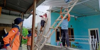 Diterjang Angin Kencang, Atap TPS Pasar Induk Among Tani Timpa Tiga Rumah Warga