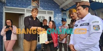 Menteri ATR/BPN Door To Door Serahkan Sertifikat Tanah di Probolinggo