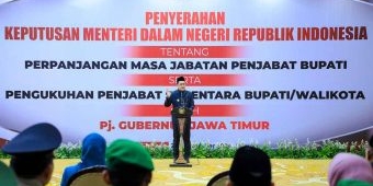 Pj Gubernur Jatim Kukuhkan 13 Pjs Bupati/Wali Kota dan Serahkan SK Perpanjangan untuk 8 Pj Bupati