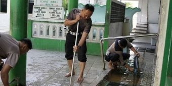 Gandeng Kanit Turjawali, Kanit Kamsel Polres Pasuruan Gelar Bakti Religi Bersih-Bersih Musala