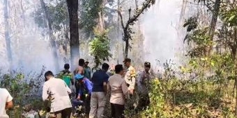 Kurang dari Dua Jam, Polisi Bersama Petugas Perhutani Padamkan Api di RPH Sidowayah Ngawi