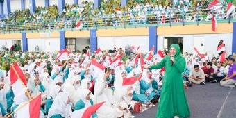 Di Istighosah Kubro Muslimat NU Lamongan, Khofifah Bagikan Bendera Merah Putih