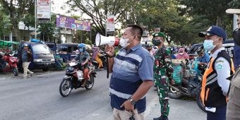Direktur Perumda Pasar Lamongan Pantau Pelaksanaan PPKM Darurat di Pasar Rakyat Sidomulyo