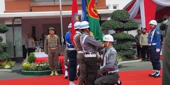 Kirab Pataka Jer Basuki Mawa Beya Tiba di Balai Kota Madiun