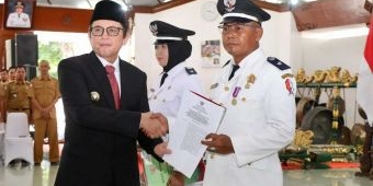 Pj Bupati Bojonegoro Serahkan SK Perpanjangan Jabatan Kades