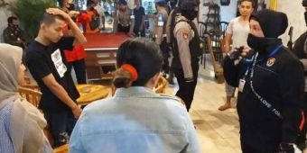 ​Abaikan Protokol Kesehatan, Pengunjung Kafe Dibubarkan Petugas