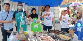 Relawan Sedulur Khofifah Blusukan dan Bagikan Celemek di Pasar Tradisional