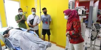 Wali Kota Mojokerto Jenguk Pasien Korban Laka Bus Tol Sumo di Rumah Sakit