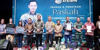 Pesan Pj Gubernur Jatim saat Dampingi Menteri ATR/BPN Serahkan Sertifikat Tanah Rumah Peribadatan