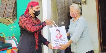 Puan Maharani dan Johan Budi Salurkan Sejumlah Bantuan Sembako kepada Warga Isoman Trenggalek