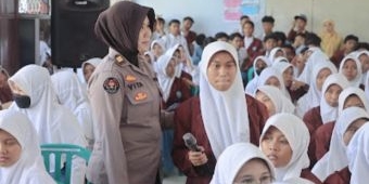 Tanamkan Nilai Kebaikan, Polwan Polres Probolinggo Beri Edukasi Pelajar yang Ada di Sekolah