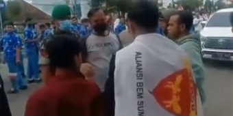 Petugas Gabungan Bubarkan Demo Mahasiswa Saat Kunker Jokowi di Madura