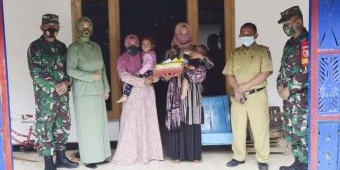 ​Lahir Tak Sempurna, Bayi di Tuban Ditolong TNI