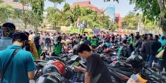 Ratusan Buruh Demo di DPRD Gresik Tolak UU Omnibus Law Cipta Kerja