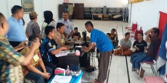 KPU dan Kasat Intel Polres Bangkalan Pantau Perekaman e-KTP di Rutan