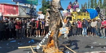 Gelar Demo, Massa Aksi Desak KPK Tangkap Bupati Situbondo