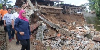 Turun ke Lokasi Bencana Tanah Gerak Ponorogo,  Gubernur Khofifah Siapkan Anggaran BTT