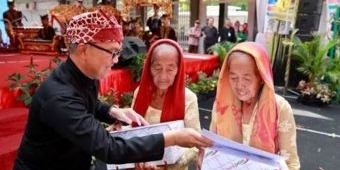 Pasangan Balita hingga Lansia Ramaikan Festival Kembar di Banyuwangi