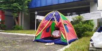 Demi Anak Bisa Sekolah, Seorang Ibu di Jombang Dirikan Tenda di Depan Kantor Bumiputera