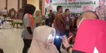 Ribuan Warga Miskin di Situbondo Ikuti Operasi dan Pemeriksaan Mata Gratis