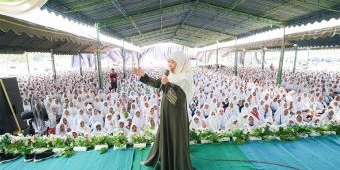 Ajakan Khofifah saat Tausiyah di Hadapan 12.000 Jamaah Ikatan Haji Muslimat NU Bojonegoro