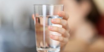 6 Manfaat Minum Air Putih Setelah Bangun Tidur