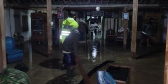Banjir Bandang Landa Ngawi, Polisi Bersama Warga Kedunggalar Bersihkan Sisa Lumpur