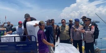 Polres Probolinggo Kota Kawal Distribusi Logistik Pemilu 2024 ke Pulau Gili
