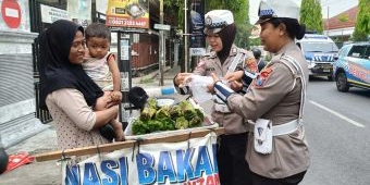 Peduli Sesama, Satlantas Polres Jombang Borong Dagangan UMKM untuk Dibagikan