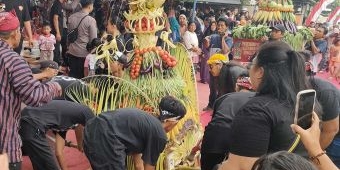 Ratusan Warga Desa Sukorejo Kediri Berebut Tumpeng pada Acara Bersih Desa