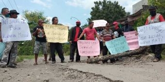 Akses Jalan Penghubung Sampung-Sukorejo Rusak Parah, Puluhan Warga Gelar Unjuk Rasa