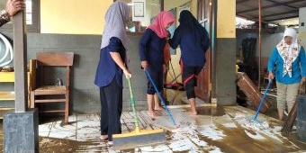 Usai Diterjang Banjir Bandang, Siswa dan Guru SDN Talun Kulon Kerja Bakti Bersihkan Lumpur