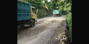 Tak Ada Kompensasi dari Pelaku Usaha Tambang, Jalan Desa Selopuro Ngawi Rusak Parah