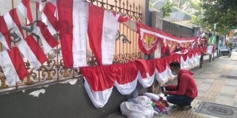 ​Jelang HUT ke-74 RI, Pedagang Pernik Agustusan di Tuban Mulai Bermunculan