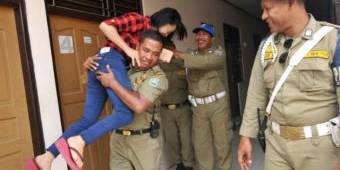 Razia Hotel, Anggota Satpol PP Surabaya Pergoki Anaknya Sendiri Ngamar Bersama Pria