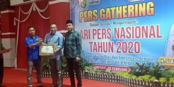 ​PWI Sampang Anugerahi Bupati Penghargaan The Best Performance Leader 2019-2020