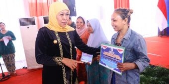 Gubernur Khofifah Bagikan 100 Paket Zakat Produktif pada Pelaku Usaha Ultra Mikro Surabaya