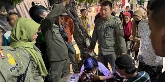 Satpol PP Surabaya Tangkap Maling di Jalan Dharmawangsa