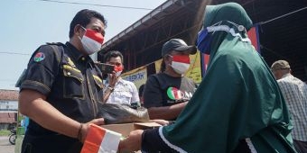 Peduli Warga Terdampak, Polres Jombang Bagikan Bantuan Sembako untuk PKL dan Tukang Becak