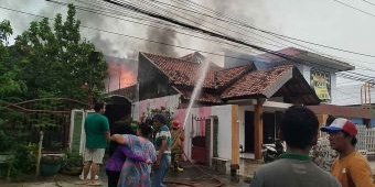 Si Jago Merah Lalap Rumah di Jombang