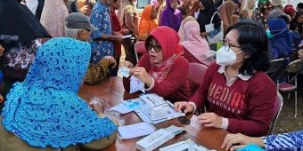 Tim Kesehatan Satgas TMMD ke-122 Berikan Layanan Gratis pada Masyarakat