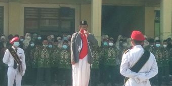 Pakai Sarung, Kiai Mulyadi Pimpin Upacara Peringatan HUT RI ke-76 di Ponpes Darul Ihsan