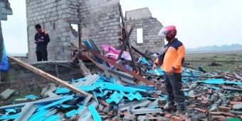 Satu Keluarga di Jombang Tertimpa Rumah saat Puting Beliung Melanda