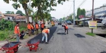 Kerap Ganggu Pengguna Jalan, Dinas PUPR Jombang Perbaiki Jalan Peterongan-Sumobito