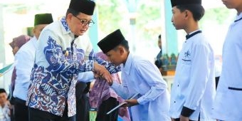 Safari Ramadhan di Madiun, Pj. Gubernur Adhy Bagikan Zakat Produktif, Tali Asih, dan Santunan Yatim