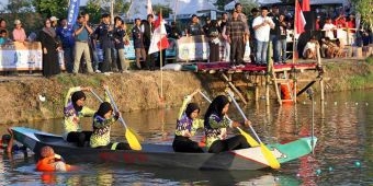 Pemdes Gredek Gresik Gelar Lomba Dayung Perahu Piala Bupati