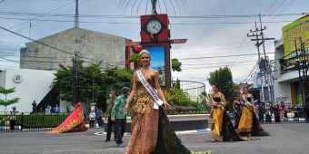 Tulungagung Internasional Batik Carnival, Miss Universe Switzerland Gunakan Busana Khas Indonesia