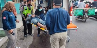 Tanggap Kecelakaan Lalu Lintas, Polisi di Kota Mojokerto Bantu Evakuasi Korban